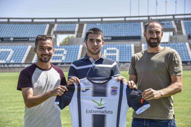 Renato Da Silva (izq.), Javier Alonso y Juanjo García, ayer en su presentación. :: j. v. arnelas